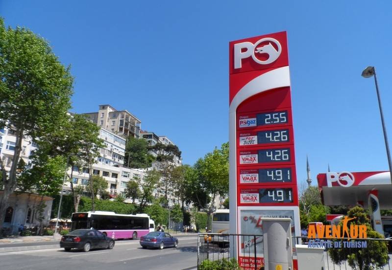 Tarife combustibili afișate pe panoul unei benzinarii din Istanbul, marca PO în mai 2014.